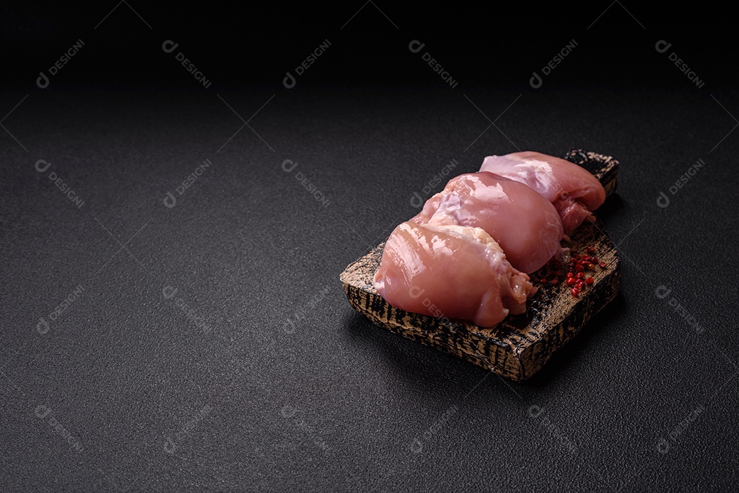 Retrato de sobrecoxas de frango cruas, desossadas e sem pele, prontas para preparo.