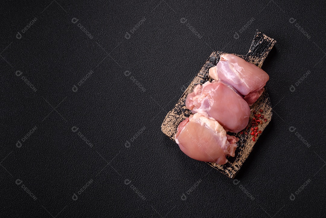 Retrato de sobrecoxas de frango cruas, desossadas e sem pele, prontas para preparo.