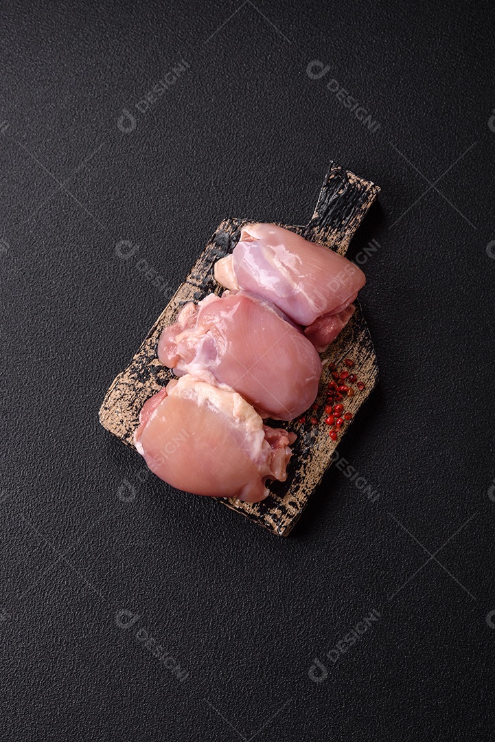 Retrato de sobrecoxas de frango cruas, desossadas e sem pele, prontas para preparo.