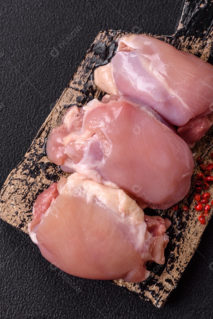 Retrato de sobrecoxas de frango cruas, desossadas e sem pele, prontas para preparo.