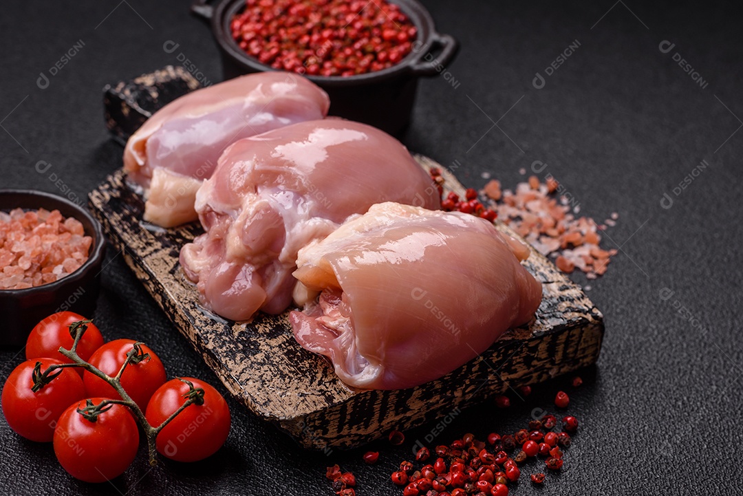 Retrato de sobrecoxas de frango cruas, desossadas e sem pele, prontas para preparo.