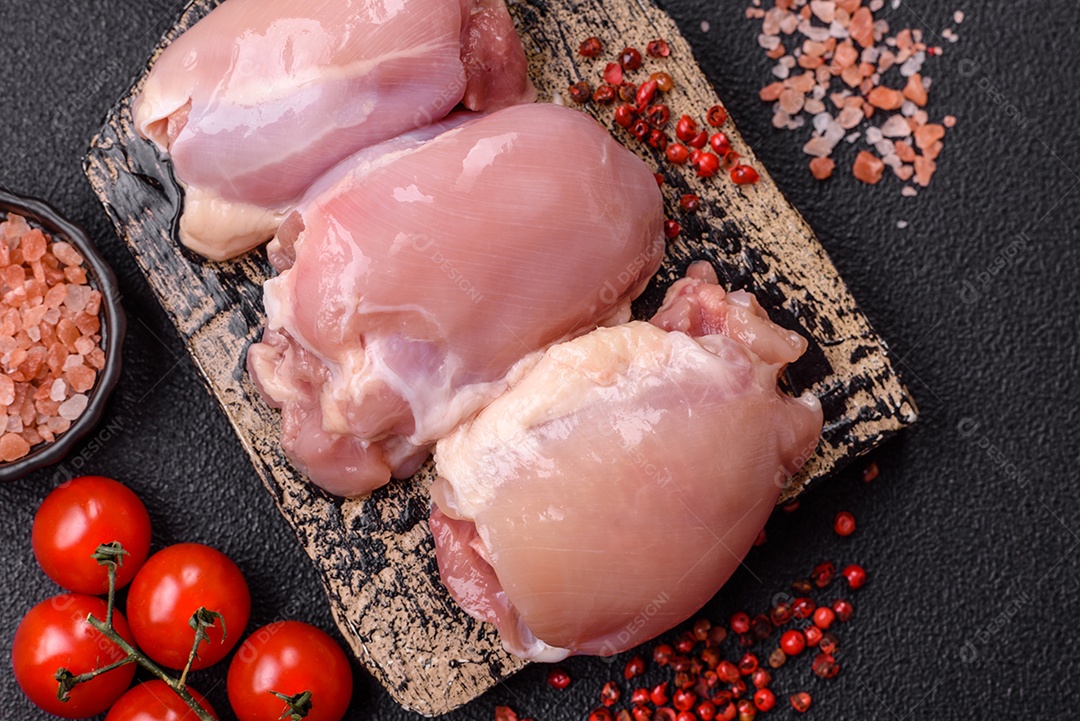 Retrato de sobrecoxas de frango cruas, desossadas e sem pele, prontas para preparo.