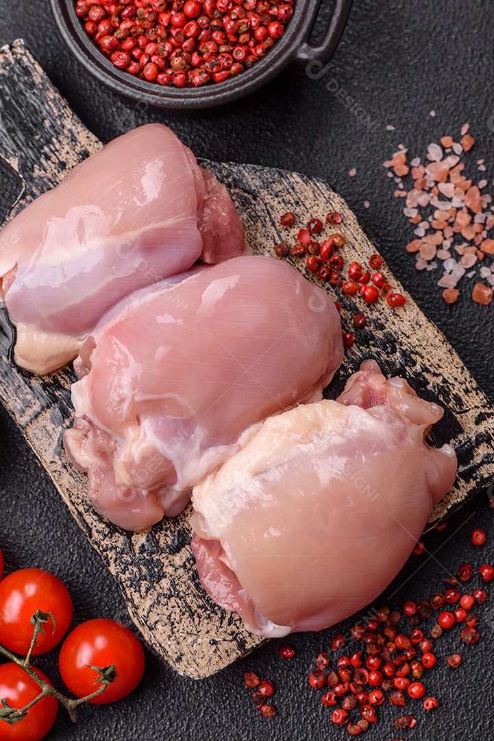 Retrato de sobrecoxas de frango cruas, desossadas e sem pele, prontas para preparo.