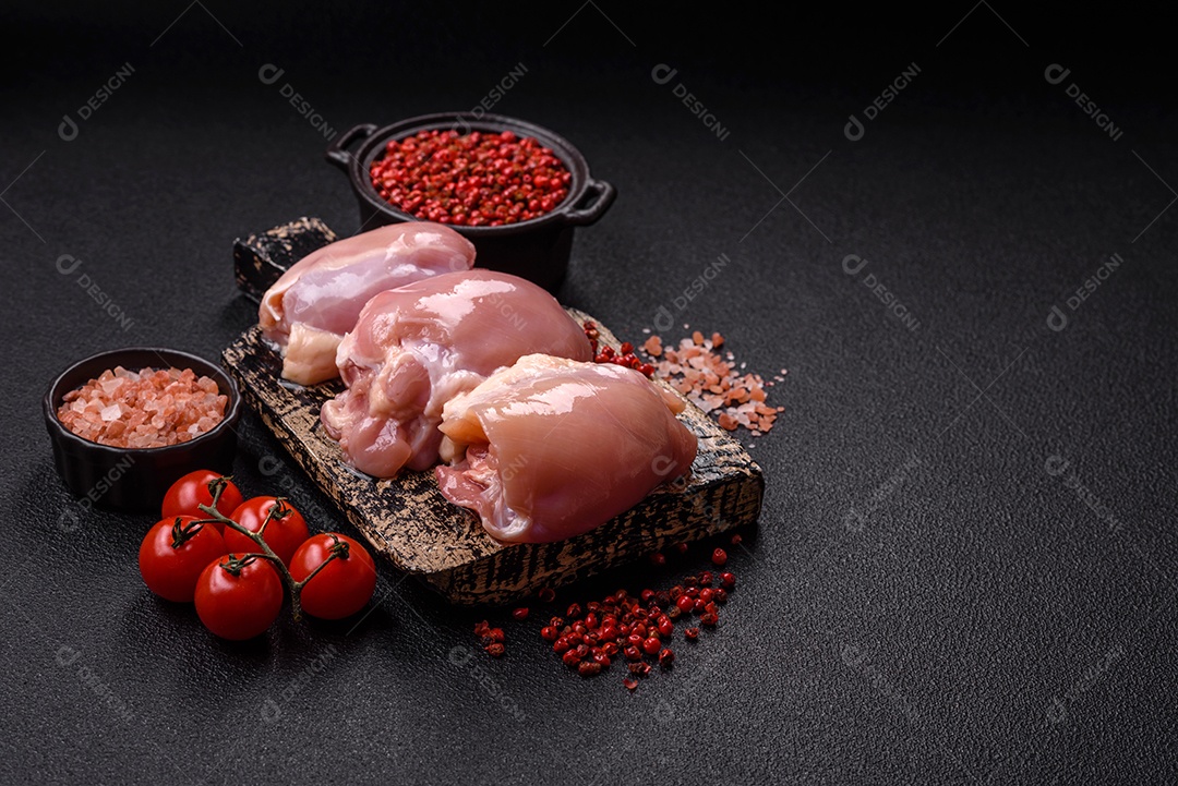 Retrato de sobrecoxas de frango cruas, desossadas e sem pele, prontas para preparo.