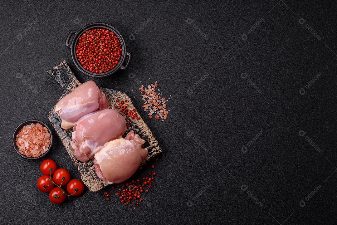 Retrato de sobrecoxas de frango cruas, desossadas e sem pele, prontas para preparo.