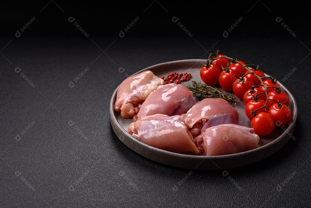 Retrato de sobrecoxas de frango cruas, desossadas e sem pele, prontas para preparo.