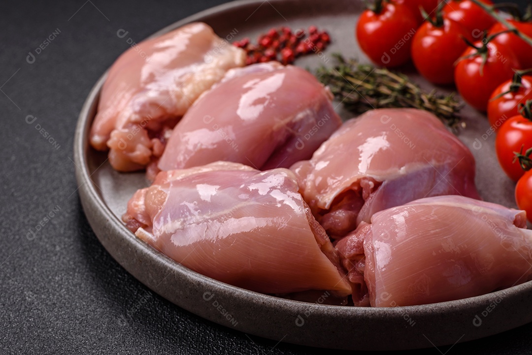 Retrato de sobrecoxas de frango cruas, desossadas e sem pele, prontas para preparo.
