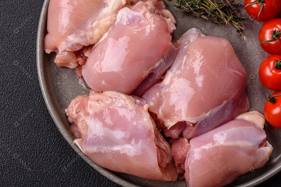 Retrato de sobrecoxas de frango cruas, desossadas e sem pele, prontas para preparo.