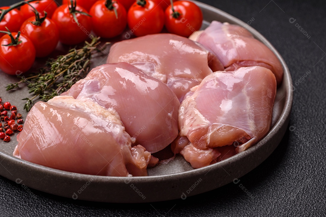 Retrato de sobrecoxas de frango cruas, desossadas e sem pele, prontas para preparo.