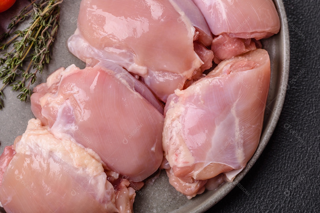 Retrato de sobrecoxas de frango cruas, desossadas e sem pele, prontas para preparo.