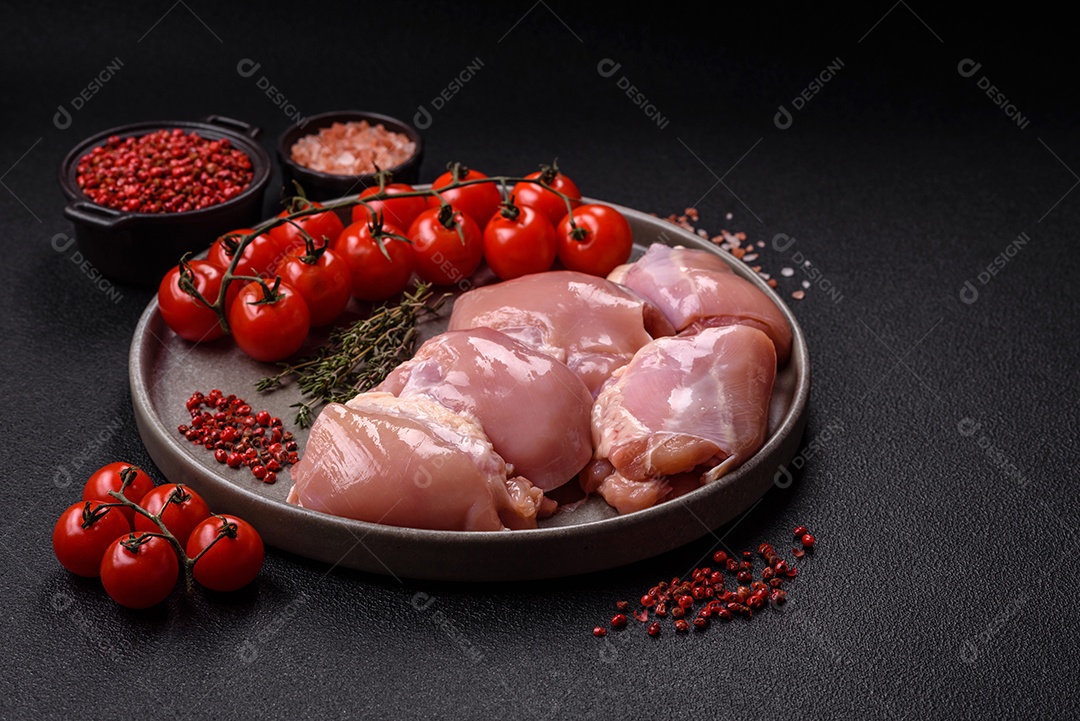 Retrato de sobrecoxas de frango cruas, desossadas e sem pele, prontas para preparo.