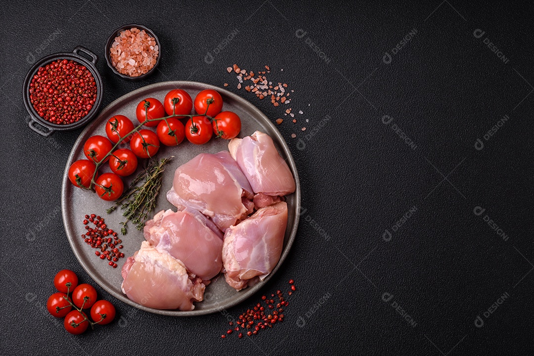 Retrato de sobrecoxas de frango cruas, desossadas e sem pele, prontas para preparo.