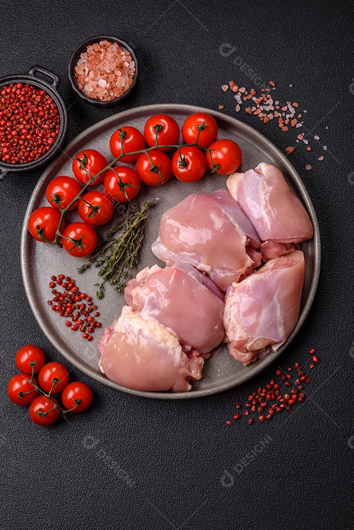 Retrato de sobrecoxas de frango cruas, desossadas e sem pele, prontas para preparo.