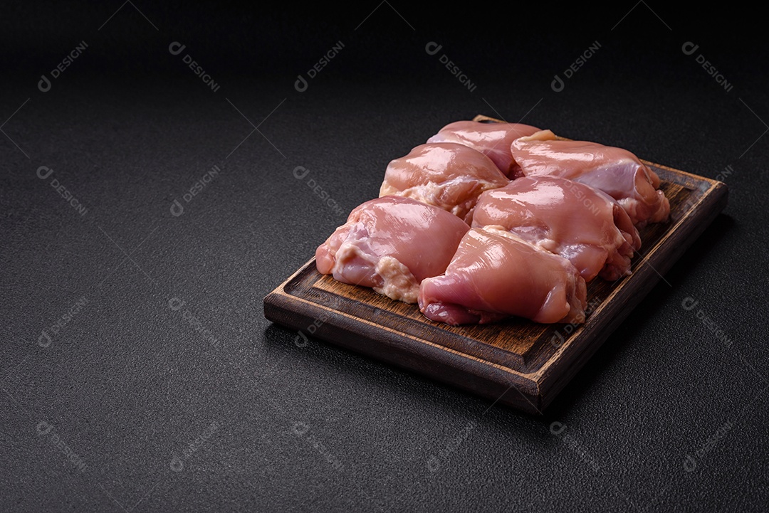 Retrato de sobrecoxas de frango cruas, desossadas e sem pele, prontas para preparo.
