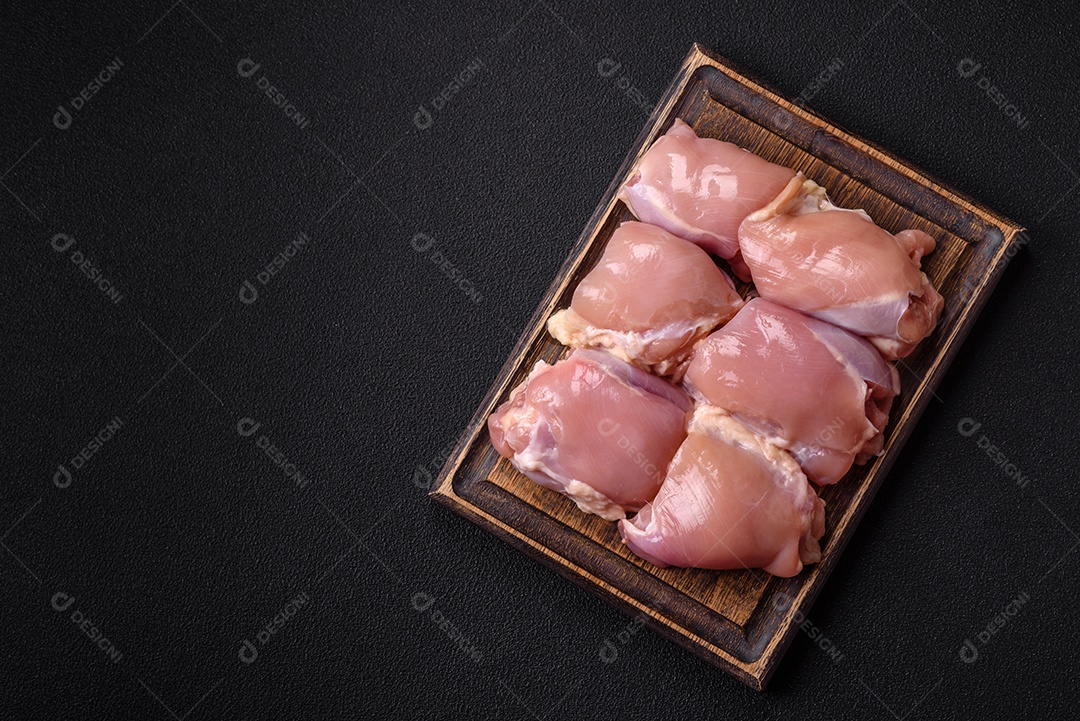 Retrato de sobrecoxas de frango cruas, desossadas e sem pele, prontas para preparo.