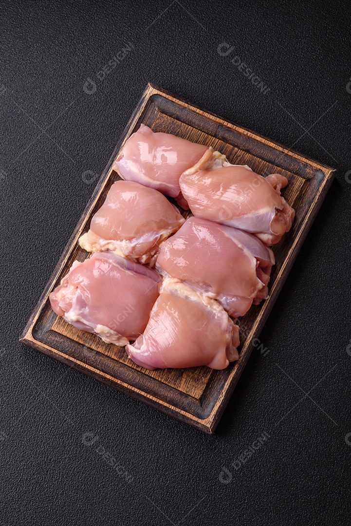 Retrato de sobrecoxas de frango cruas, desossadas e sem pele, prontas para preparo.