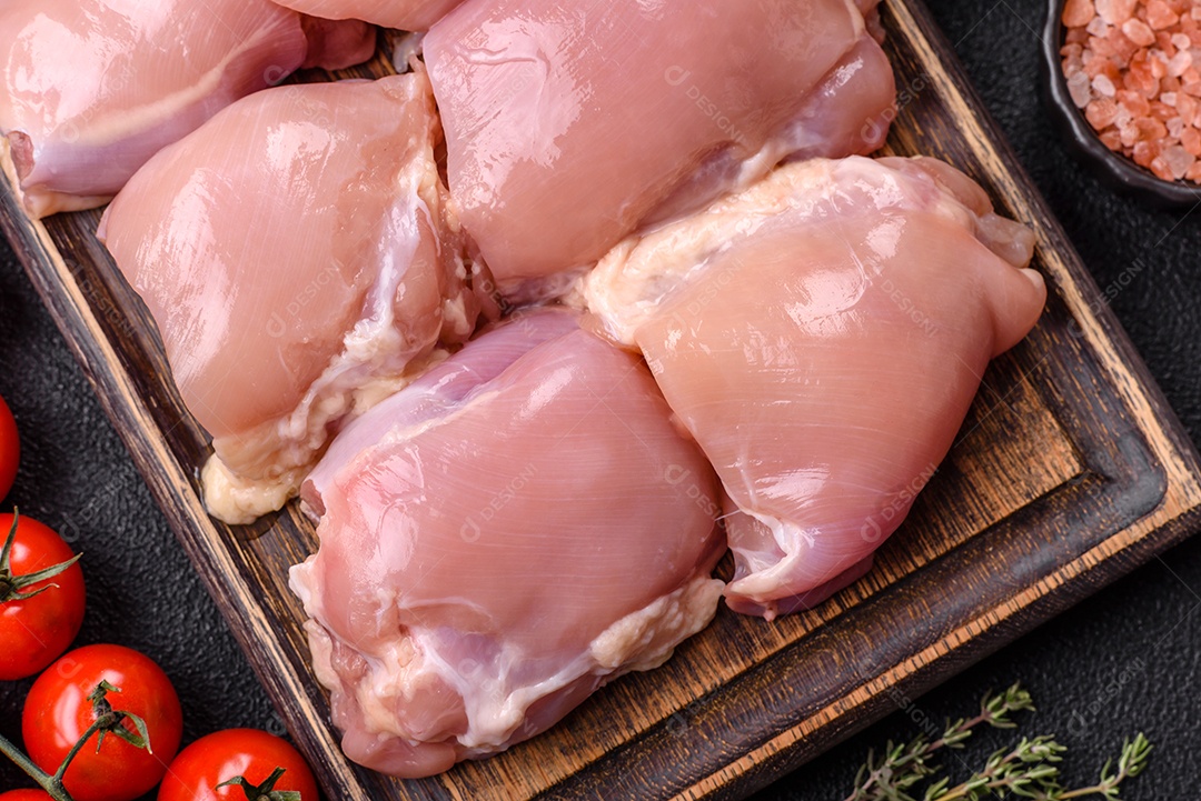 Retrato de sobrecoxas de frango cruas, desossadas e sem pele, prontas para preparo.