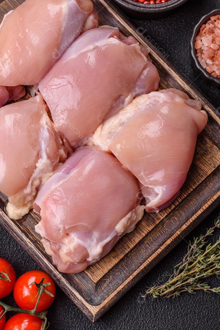 Retrato de sobrecoxas de frango cruas, desossadas e sem pele, prontas para preparo.