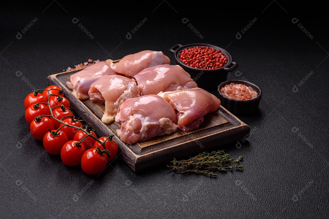 Retrato de sobrecoxas de frango cruas, desossadas e sem pele, prontas para preparo.