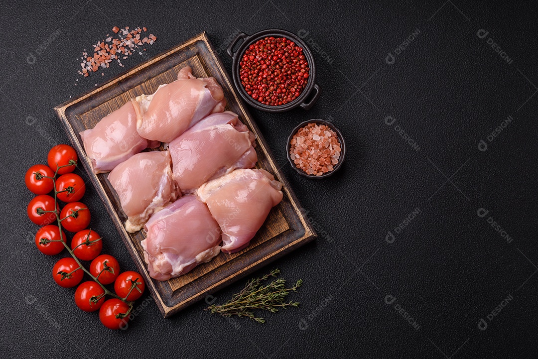 Retrato de sobrecoxas de frango cruas, desossadas e sem pele, prontas para preparo.