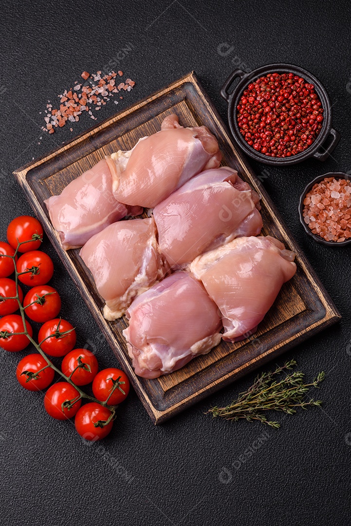 Retrato de sobrecoxas de frango cruas, desossadas e sem pele, prontas para preparo.