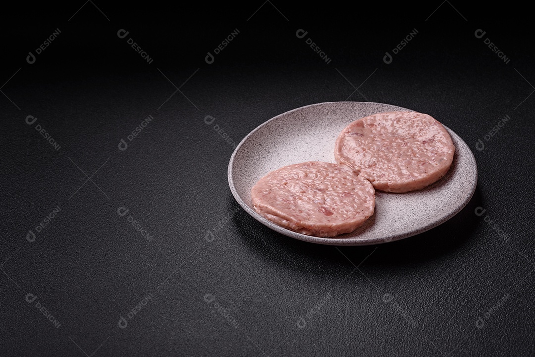A imagem mostra ingredientes para preparar hambúrgueres de carne moída