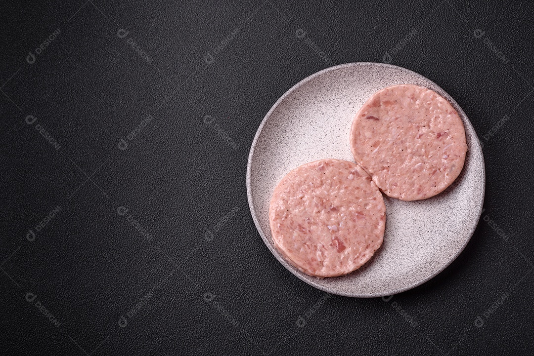 A imagem mostra ingredientes para preparar hambúrgueres de carne moída
