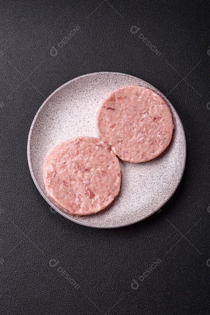 A imagem mostra ingredientes para preparar hambúrgueres de carne moída