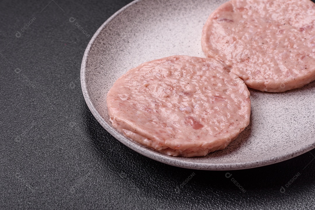 A imagem mostra ingredientes para preparar hambúrgueres de carne moída