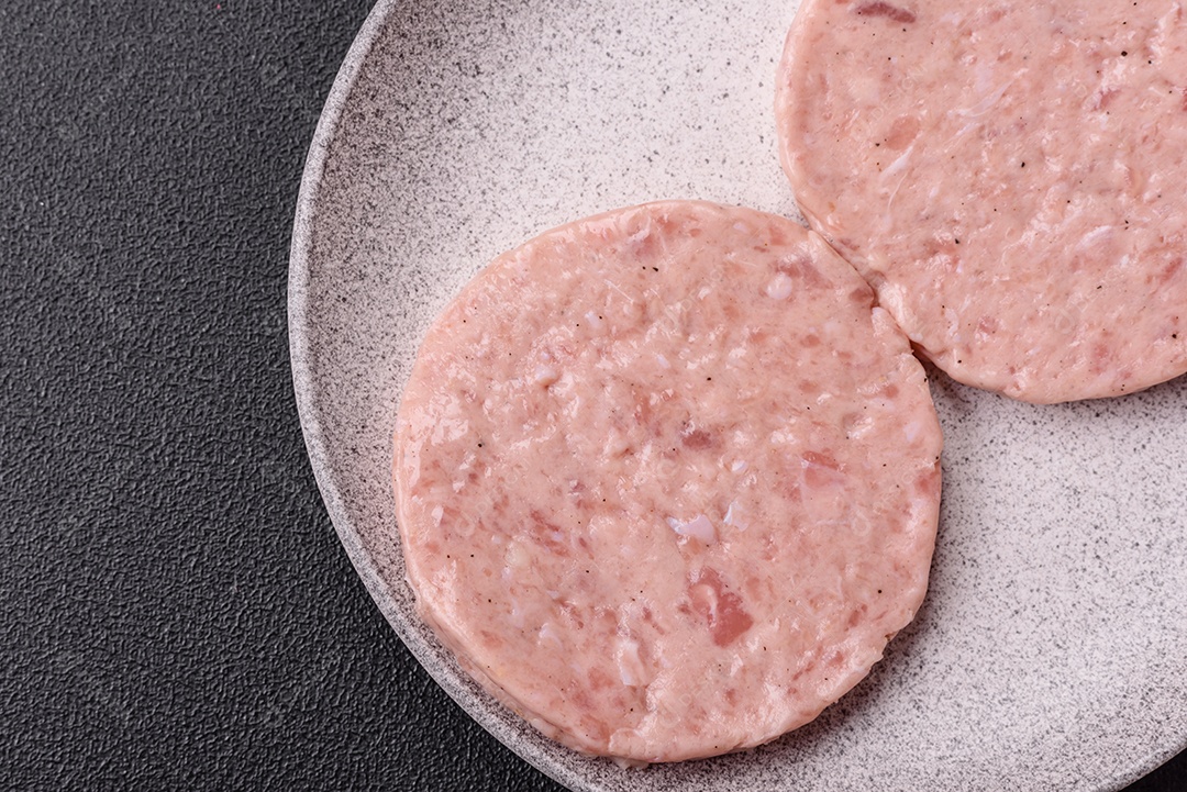 A imagem mostra ingredientes para preparar hambúrgueres de carne moída