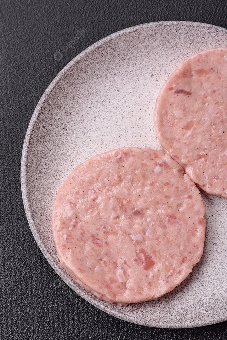 A imagem mostra ingredientes para preparar hambúrgueres de carne moída