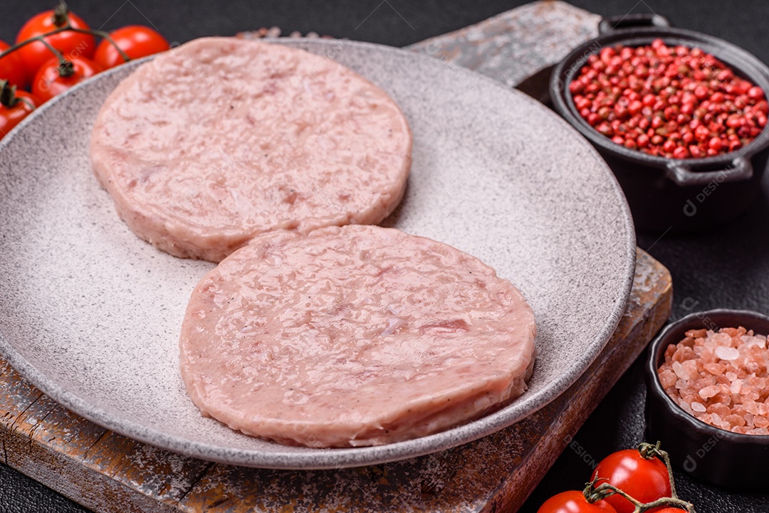 A imagem mostra ingredientes para preparar hambúrgueres de carne moída