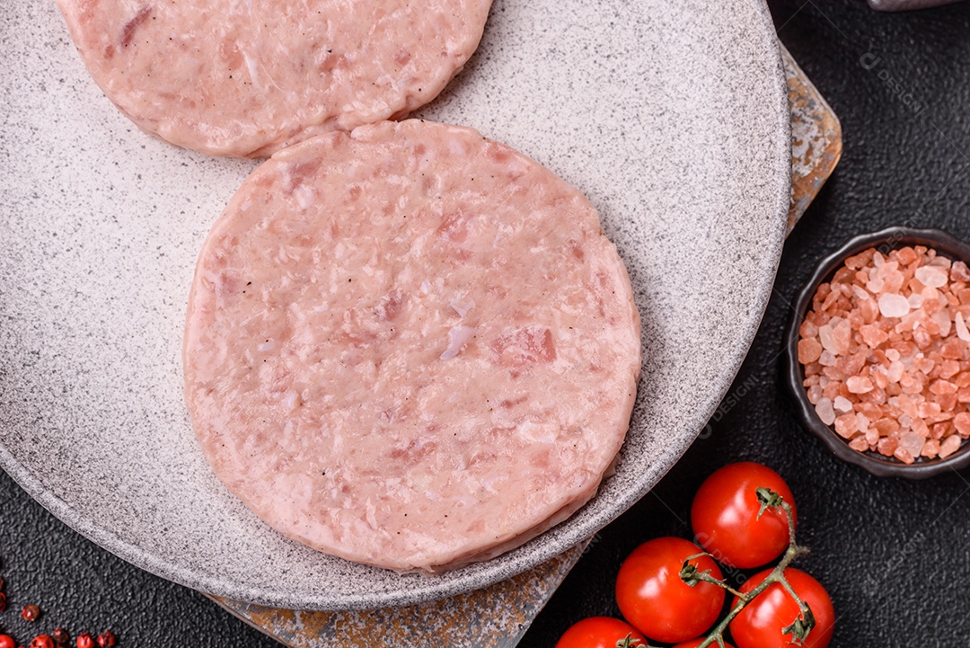 A imagem mostra ingredientes para preparar hambúrgueres de carne moída