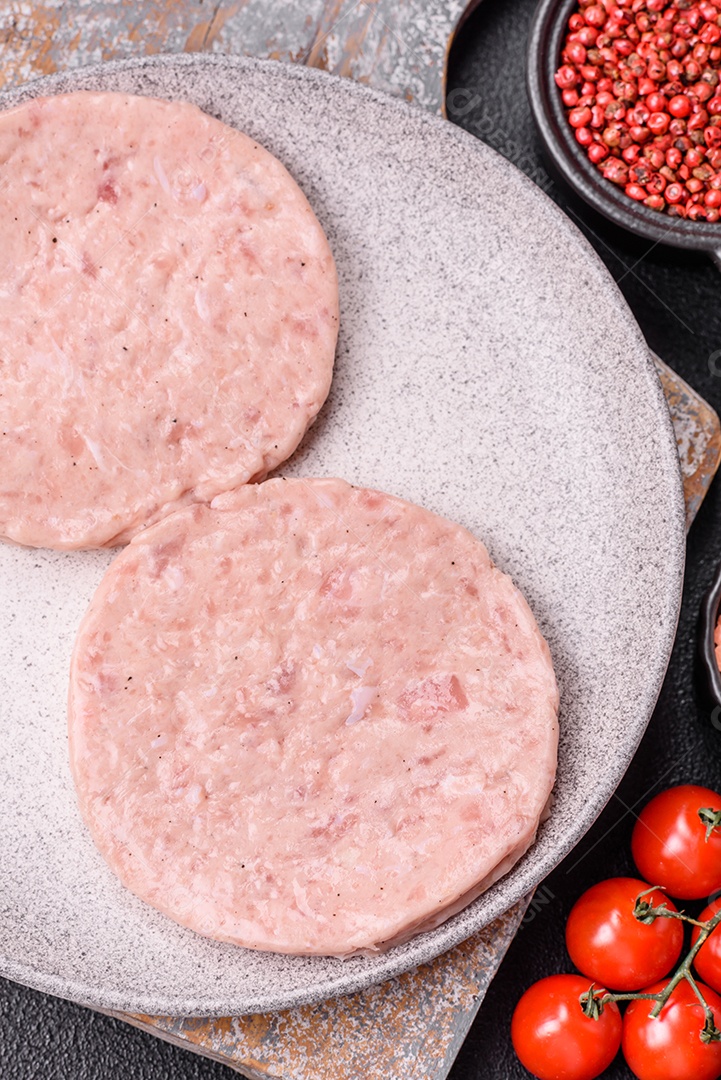 A imagem mostra ingredientes para preparar hambúrgueres de carne moída