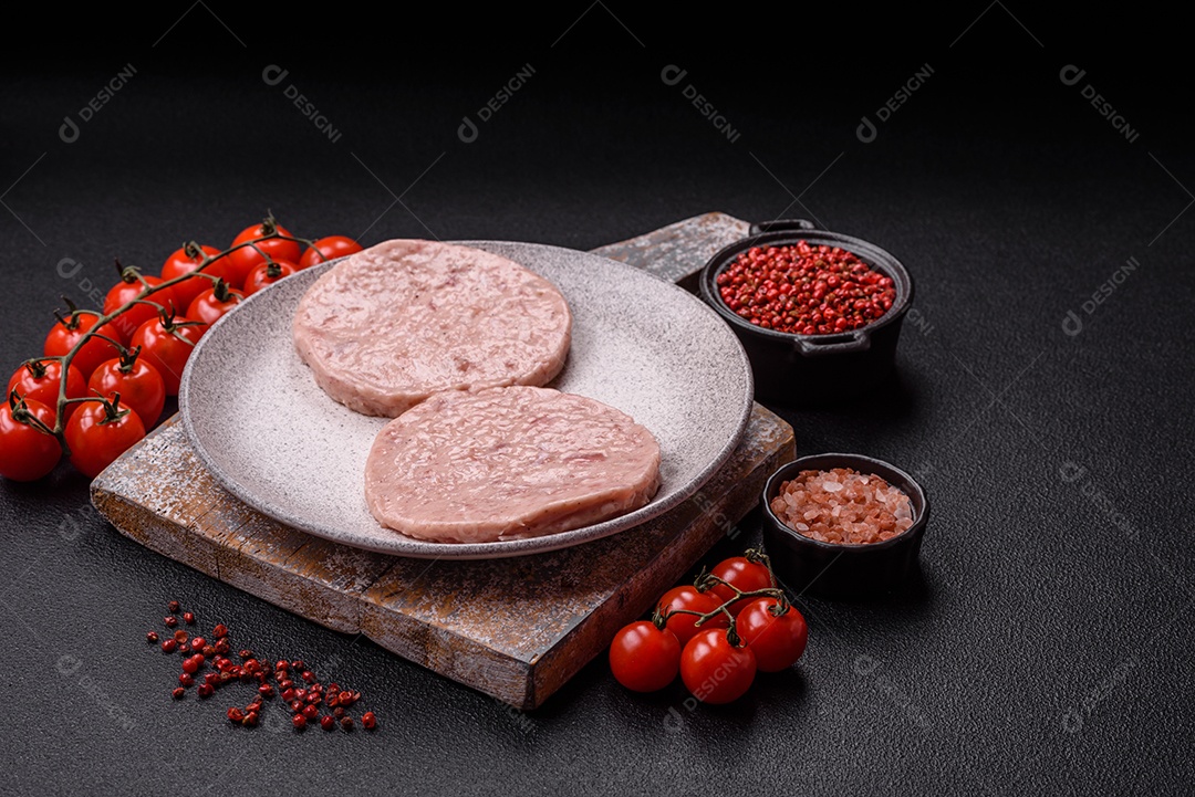 A imagem mostra ingredientes para preparar hambúrgueres de carne moída