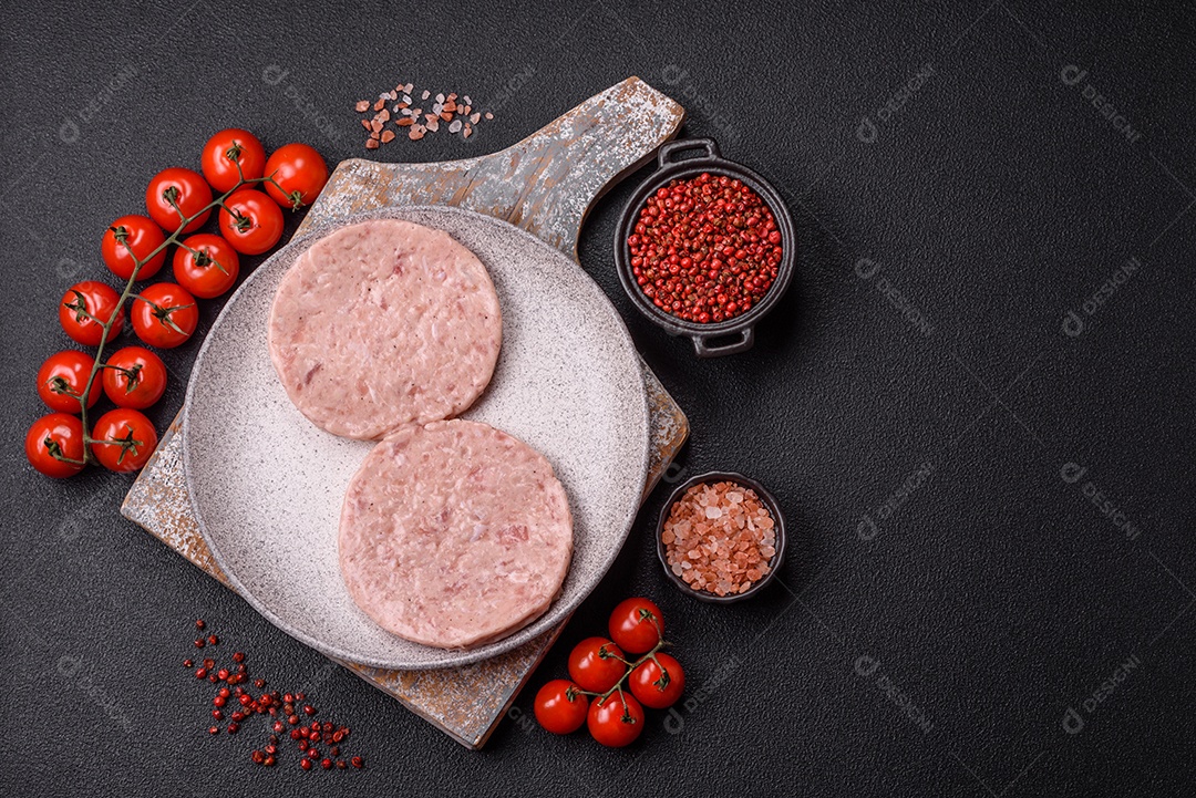 A imagem mostra ingredientes para preparar hambúrgueres de carne moída