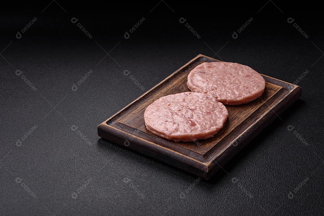 A imagem mostra ingredientes para preparar hambúrgueres de carne moída