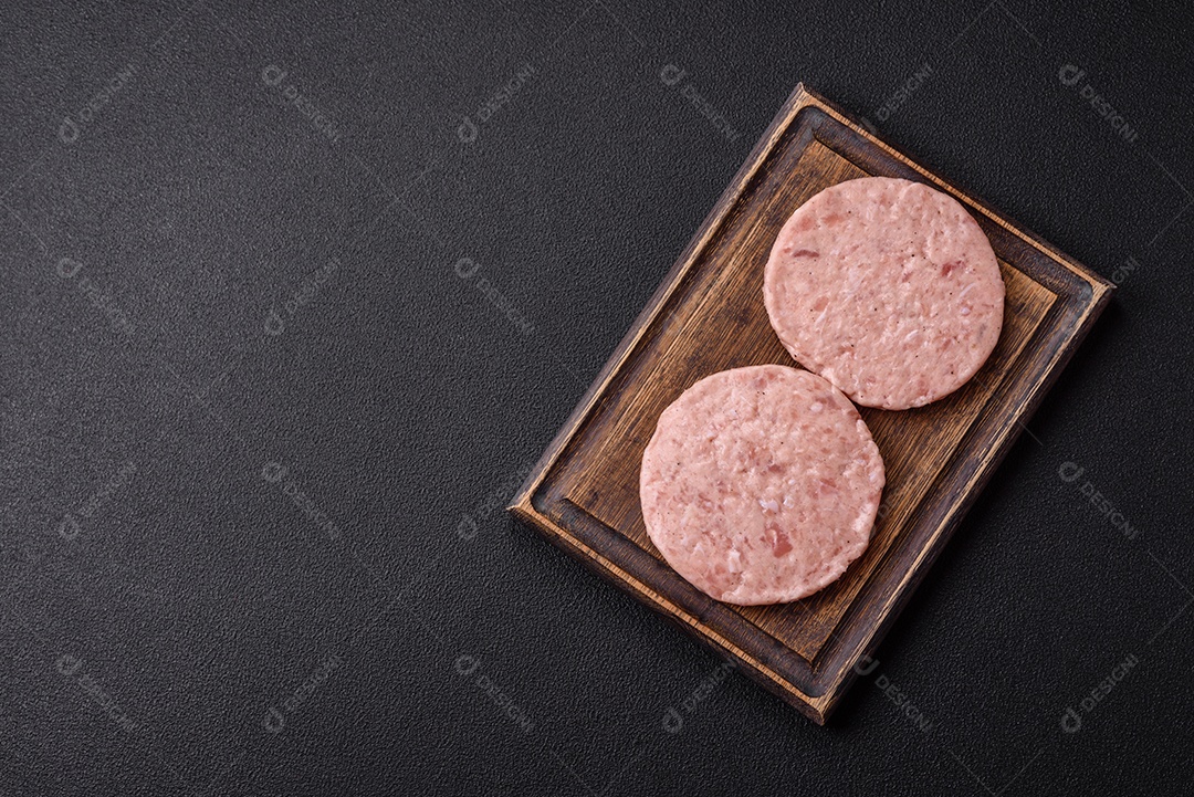 A imagem mostra ingredientes para preparar hambúrgueres de carne moída