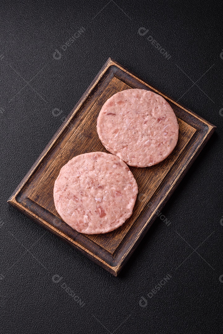 A imagem mostra ingredientes para preparar hambúrgueres de carne moída