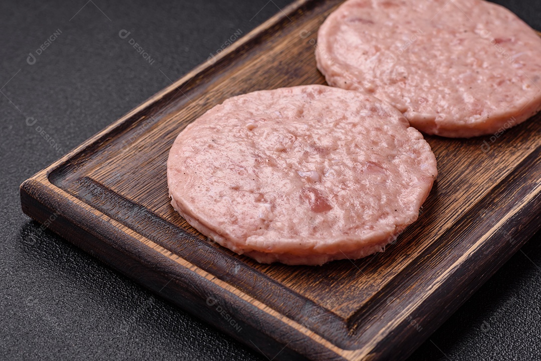 A imagem mostra ingredientes para preparar hambúrgueres de carne moída