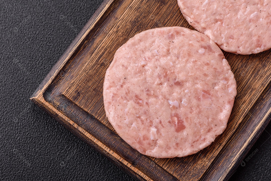 A imagem mostra ingredientes para preparar hambúrgueres de carne moída