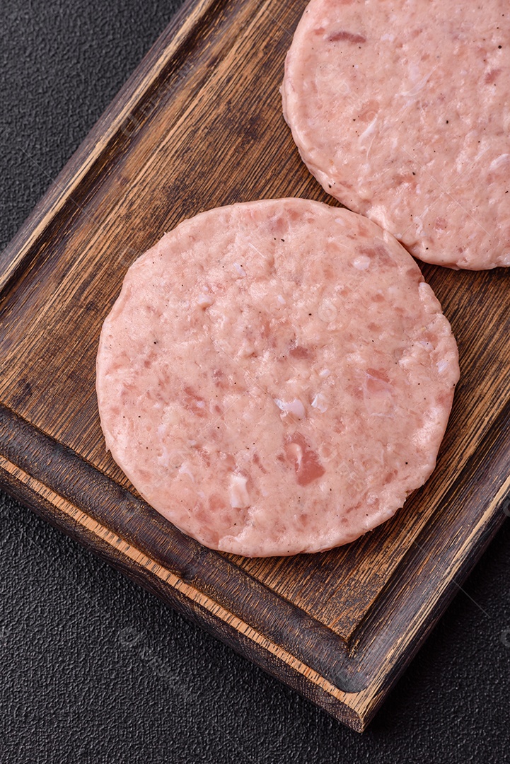 A imagem mostra ingredientes para preparar hambúrgueres de carne moída