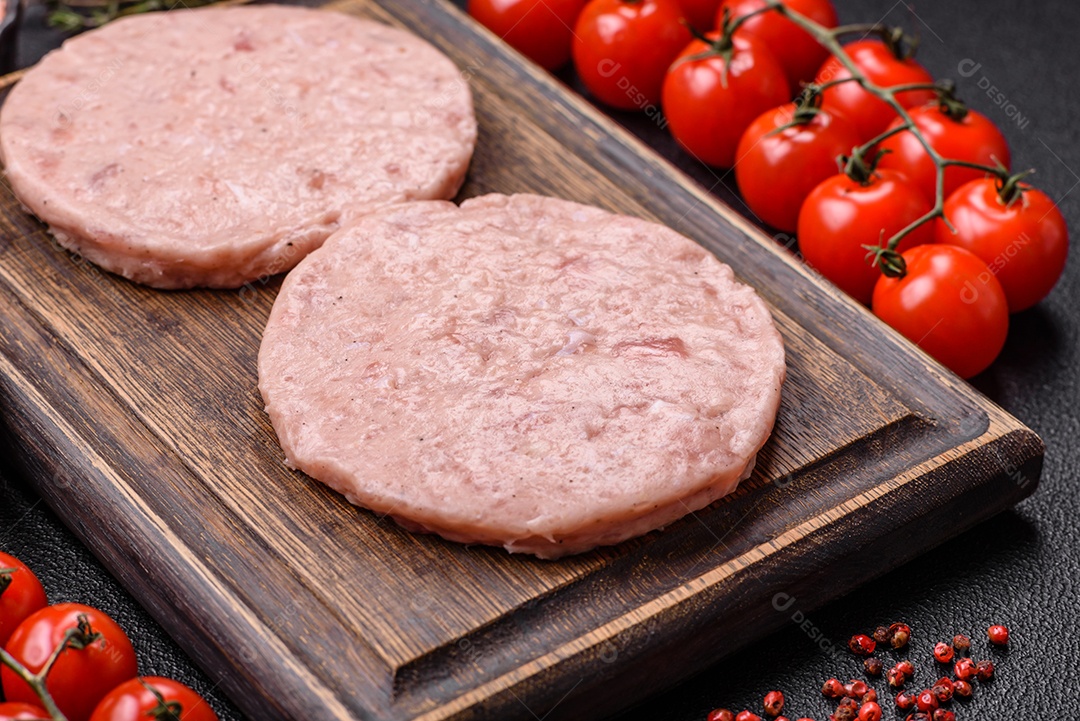 A imagem mostra ingredientes para preparar hambúrgueres de carne moída