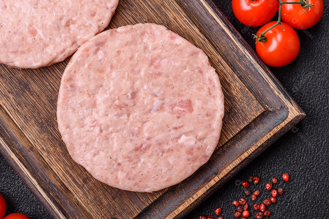 A imagem mostra ingredientes para preparar hambúrgueres de carne moída