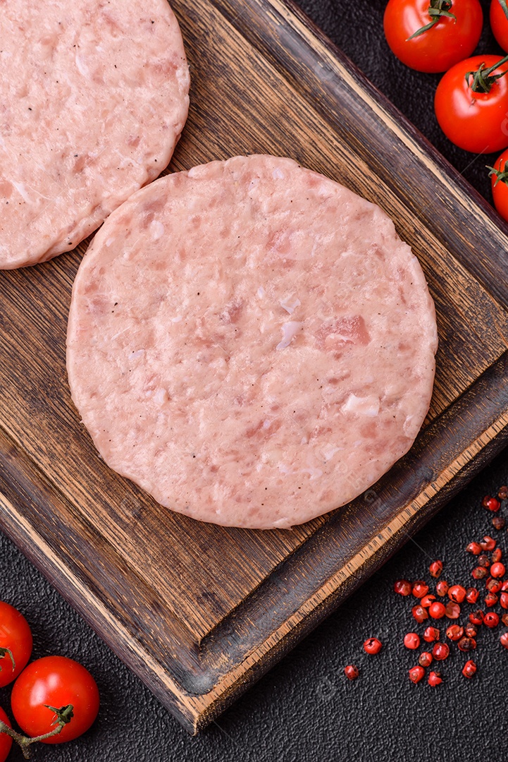 A imagem mostra ingredientes para preparar hambúrgueres de carne moída