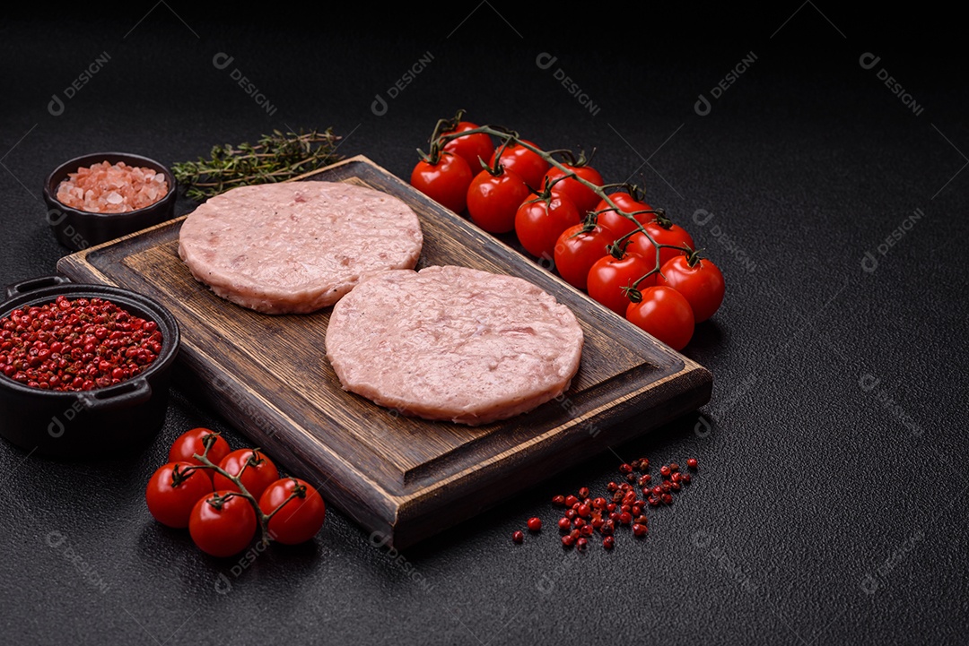 A imagem mostra ingredientes para preparar hambúrgueres de carne moída