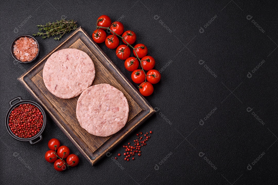 A imagem mostra ingredientes para preparar hambúrgueres de carne moída
