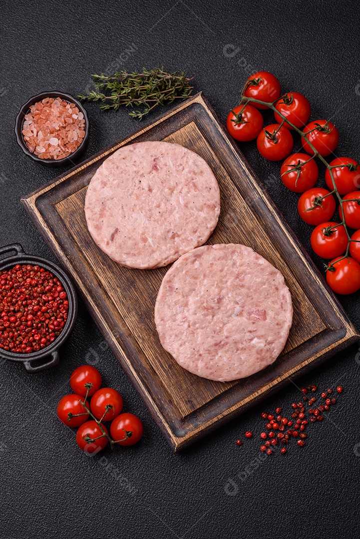 A imagem mostra ingredientes para preparar hambúrgueres de carne moída