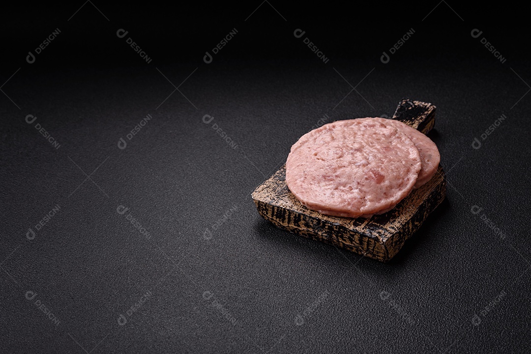 A imagem mostra ingredientes para preparar hambúrgueres de carne moída