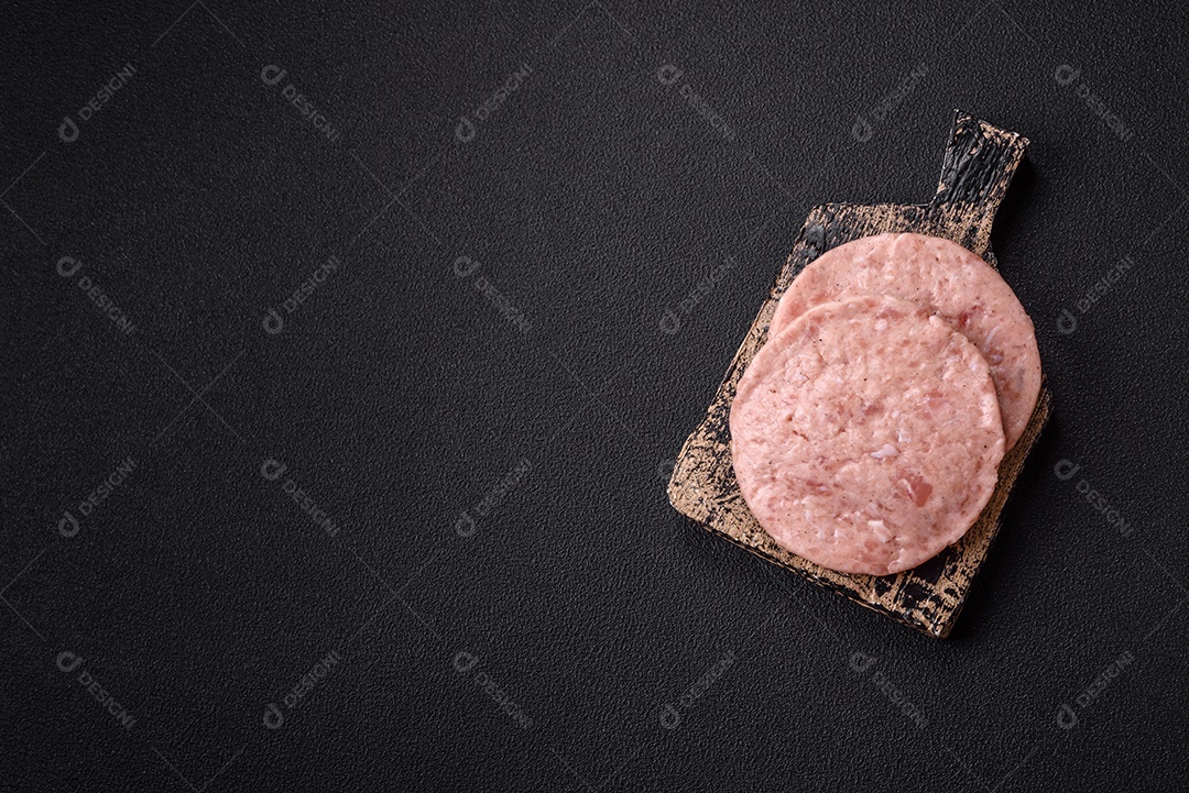 A imagem mostra ingredientes para preparar hambúrgueres de carne moída